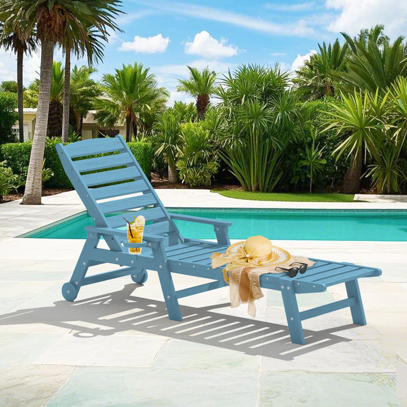 Chaise longue avec accoudoirs et roulettes Swann, Bleu clair