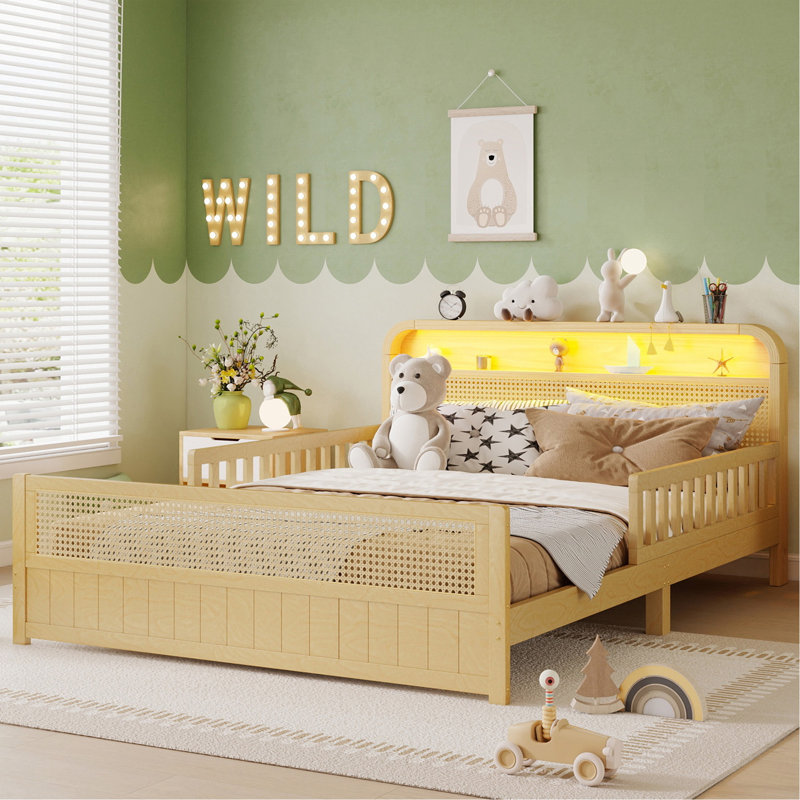 Structure de lit double en rotin avec lumières à DEL et tête de lit avec rangement, lit plateforme double avec barrières de sécurité pour enfants, naturel