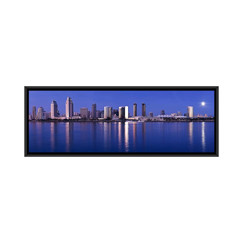 «Moonrise over a City, San Diego, California 2010», reproduction sur toile tendue, H 24 po x l 72 po x P 1,5 po