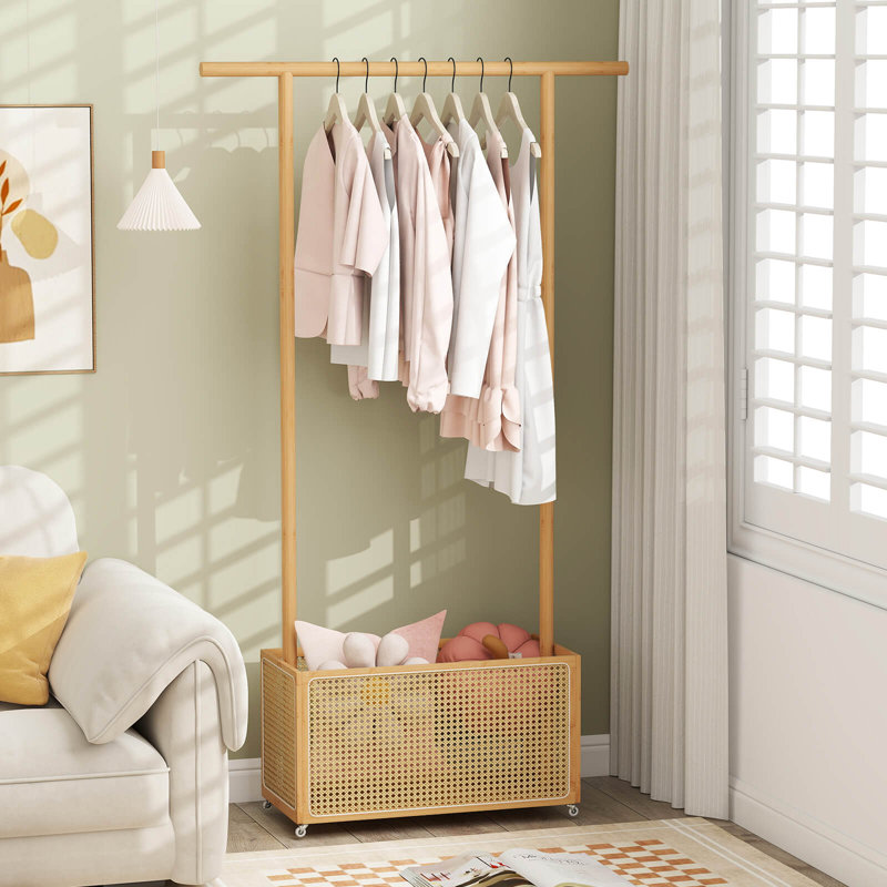 Portant à vêtements en bambou avec panier de rangement en rotin et roues, support à vêtements roulant, Naturel