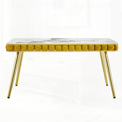 Table de salle à manger en pierre reconstituée d'aspect marbre artificiel, tablier en velours touffeté jaune moutarde et pieds en métal doré pour un décor glamour moderne