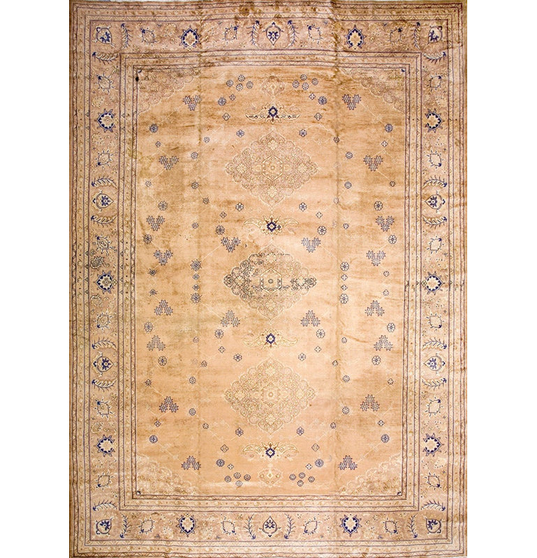 Tapis Borlou antique de couleur chameau appréciable avec une jolie petite fleur