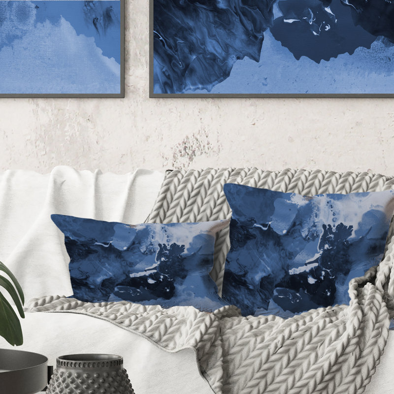 Art décoratif liquide dans les tons de bleu foncé I - Coussin décoratif moderne, 16 po x 16 po