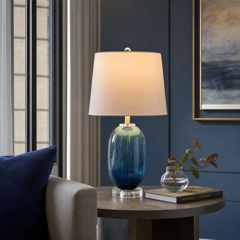 Lampe de table moderne en verre dégradé bleu de 63,5 cm (25 po) avec base en cristal transparent, idéale pour le salon, la chambre ou un buffet.