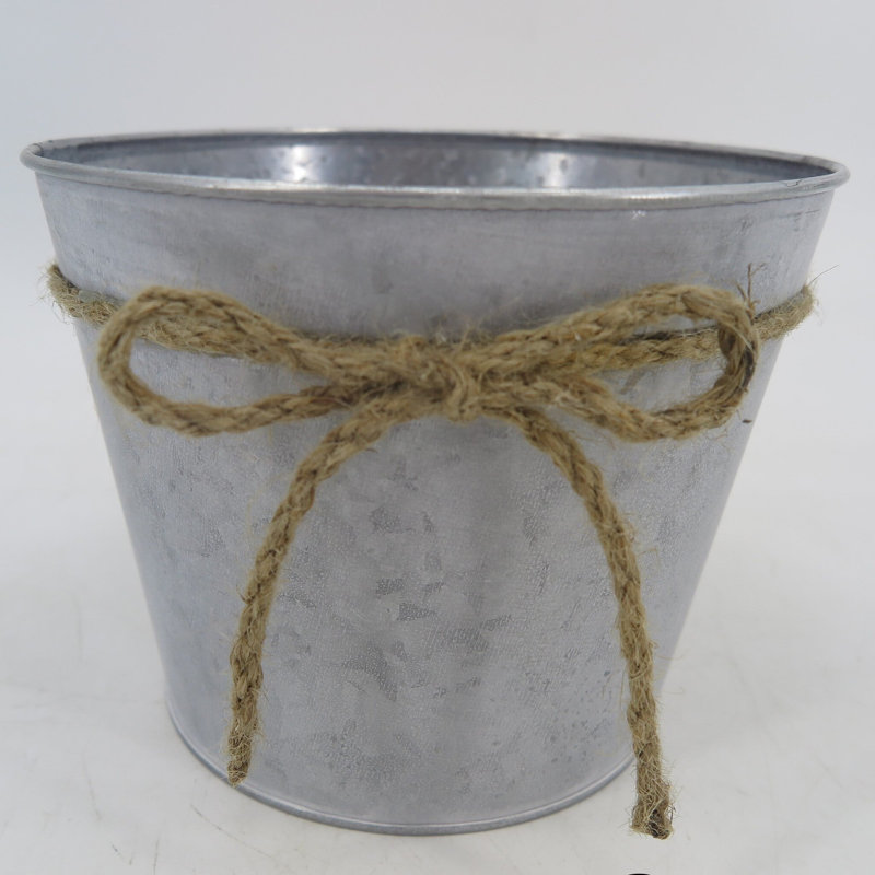 Cache-pot en métal Viveka