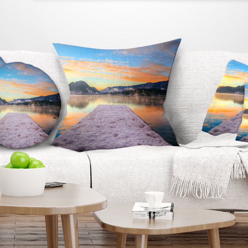 Bled avec un lac en hiver - oreiller imprimé pont et pont, 16 po x 1 po, Coussin décoratif