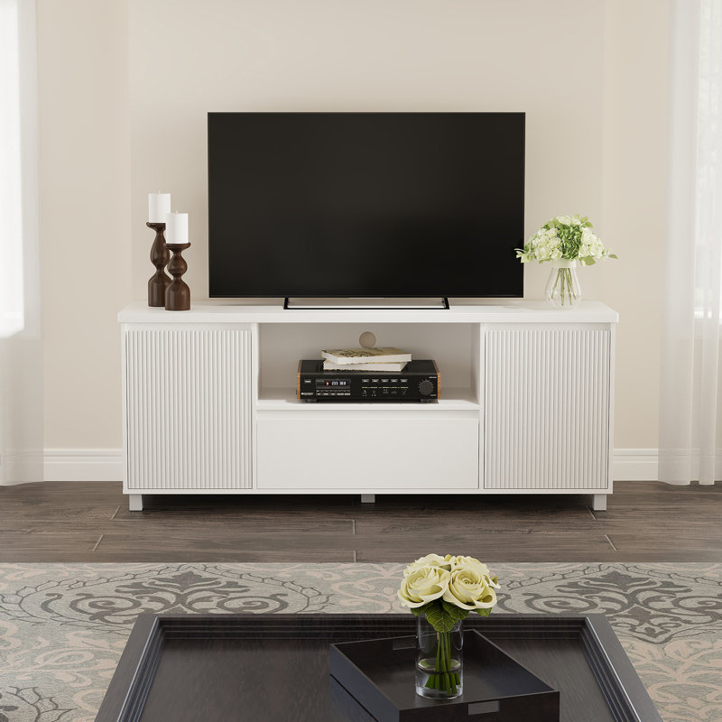 Meuble télé moderne pour téléviseur de 70 pouces, centre de divertissement avec armoires à portes cannelées et tablettes ouvertes, console de télévision pour le salon et la chambre à coucher