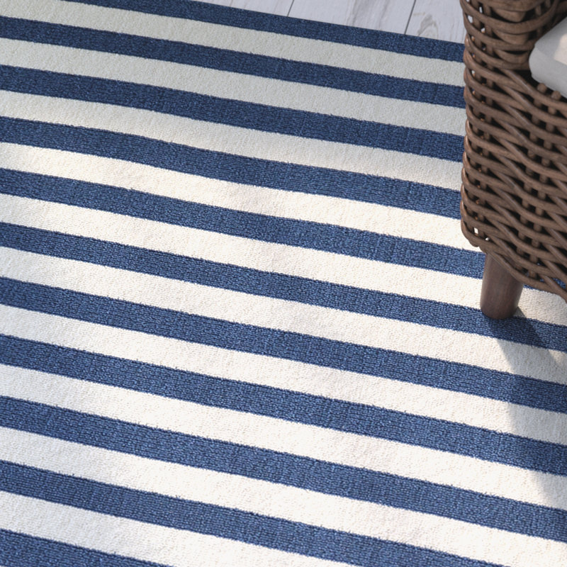Tapis intérieur / extérieur à rayures bleu marine / crème Adrienne, Rectangle 2 pi 3 po x 4 pi 6 po