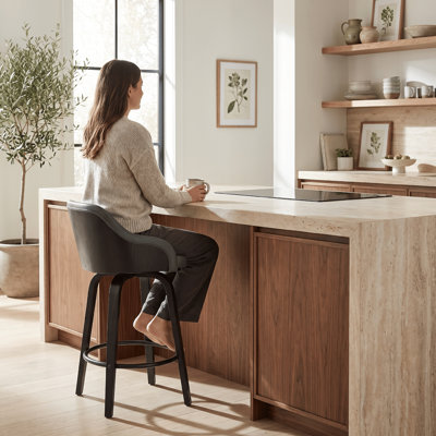 Tabouret de bar pivotant à hauteur de comptoir ou de bar en contreplaqué avec accoudoirs en similicuir et repose-pieds en métal Aiken