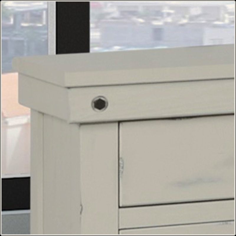 Élégante et fonctionnelle table de chevet à 3 tiroirs pour l'organisation et la décoration de la chambre à coucher.