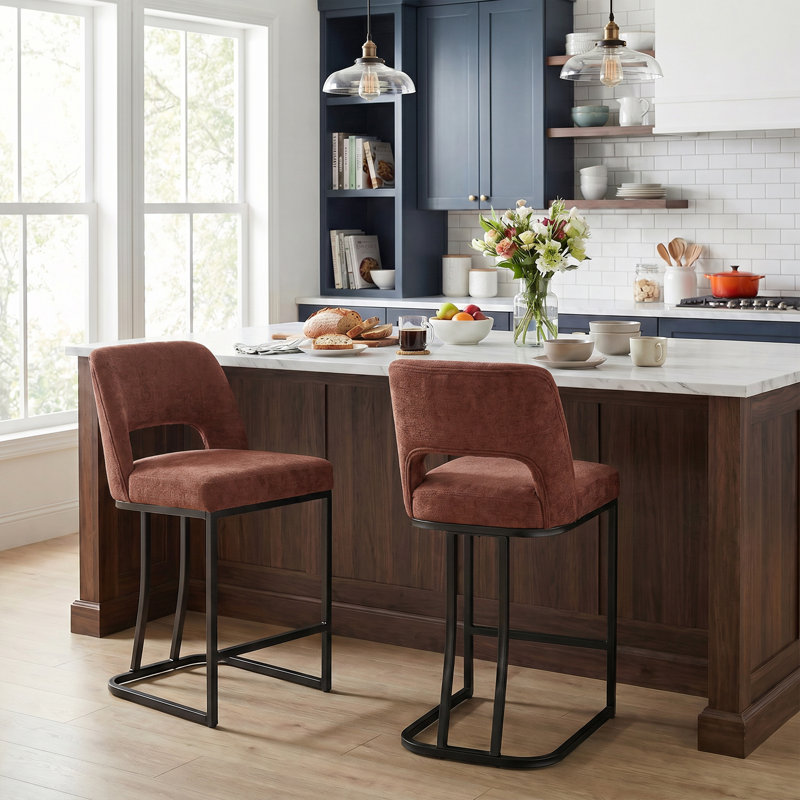 Ensemble de 6 tabourets de bar modernes rembourrés à hauteur de comptoir en chenille avec dossier ouvert et base en métal noir mat pour îlot de cuisine, salle à manger
