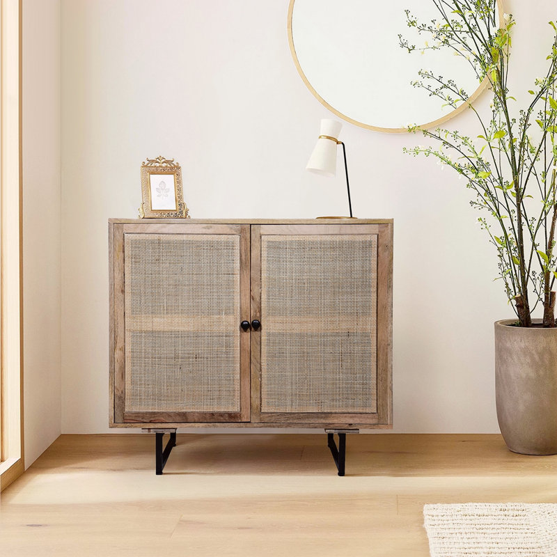 Armoire d'appoint de 35 pouces fabriquée à la main avec 2 portes en maille de rotin et pieds en fer, structure en bois de manguier brun naturel