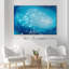 Bleu marine transparent, vie marine, poisson et méduse, décor nautique de plage-102480448-102480449