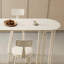 Petite table de bar et chaise-348118236