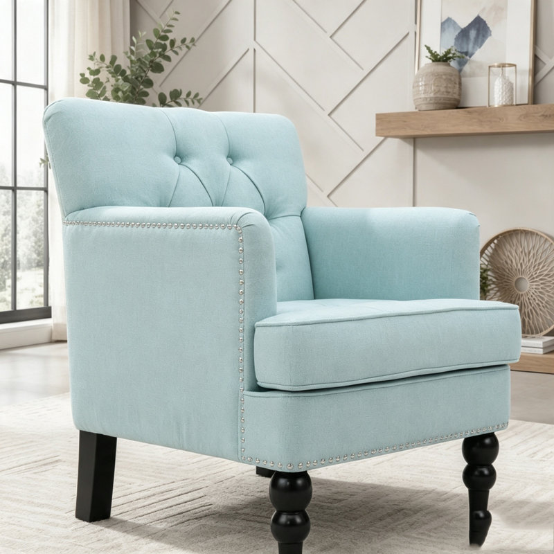 Fauteuil club capitonné en tissu avec garniture cloutée et pieds en bois de bouleau