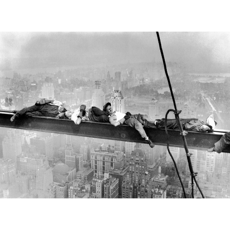 Rockefeller Center, 1932 (reposant sur une poutre), H 17 po x l 24 po