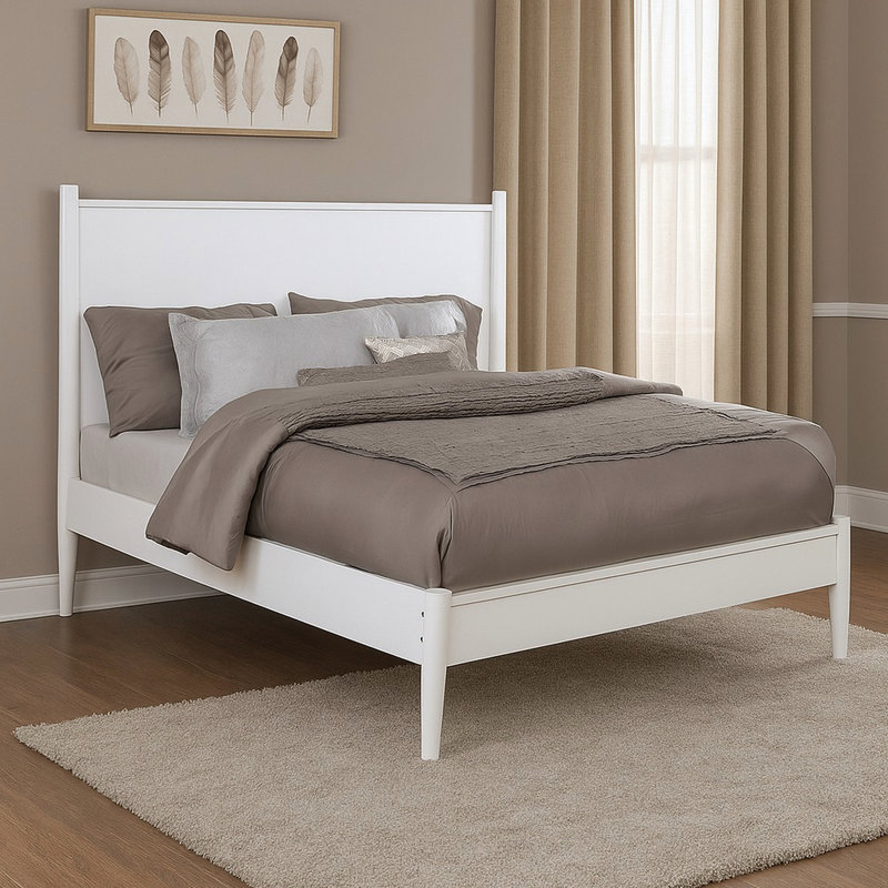 Grand lit plateforme Mid-Century blanc avec dossier confortable, pieds ronds fuselés, pas de sommier tapissier, décor de chambre à coucher moderne en bois blanc, base à lattes pour l'air