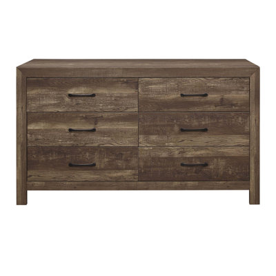 Commode en bois à finition rustique avec six tiroirs en queue d'aronde et quincaillerie en nickel noir, parfaite pour les intérieurs modernes et rustiques.