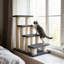 Arbre à chat à 4 niveaux de style escalier avec poteaux à griffer en sisal et plateformes moelleuses pour une activité et un confort félins à l'intérieur.