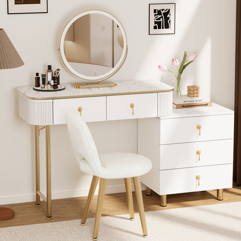 Ce bureau de maquillage avec miroir et lumières comprend également un élégant tabouret de coiffeuse assorti., Blanc