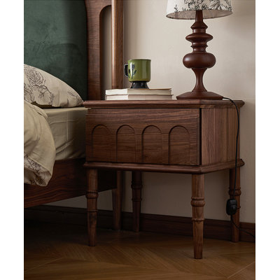 Table de chevet rétro et nostalgique en noyer noir avec pieds sculptés et tiroirs de rangement de grande capacité pouvant être utilisés dans la chambre à coucher.