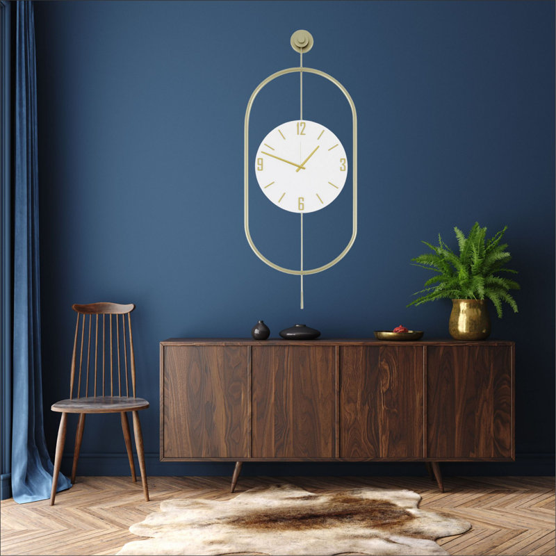 Horloge murale élégante en métal, finition dorée, 13,8 x 33,5 x 2,8 pouces | Fabrication 100% métal, poids léger de 5,5 lb | Parfait pour la décoration intérieure, le bureau ou le salon | Design moderne et élégant