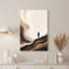 Silhouette noire d'homme sur toile abstraite ondulée beige et brune-133564384