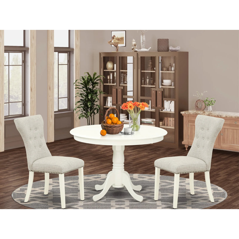 L'ensemble de table de salle à manger 3 pièces comprend une table de cuisine ronde avec piédestal et 2 chaises de salle à manger Parsons en tissu de lin, blanc lin