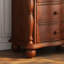 Commode d'appoint en bois de style classique.