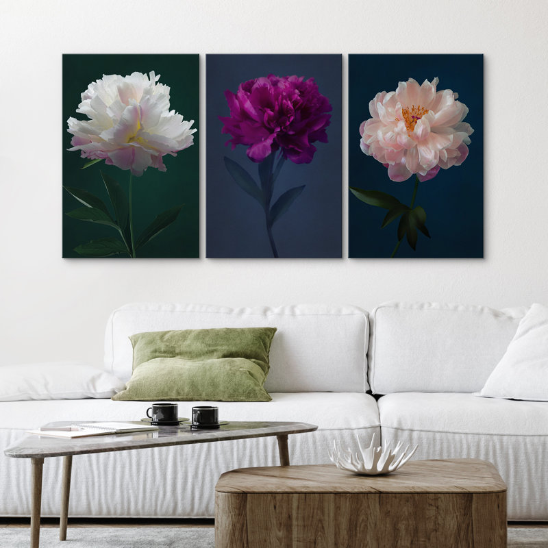Fleurs vibrantes et élégantes sur fond sombre, photographie de salon minimaliste moderne, Toile tendue, H 24 po x l 48 po