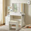 Table de coiffeuse blanche avec miroir réglable à 3 modes d'éclairage, 4 espaces de rangement à tiroirs, support pour sèche-cheveux, siège de chargement et siège de repos ergonomique, tiroirs à DEL élégants, rangement, fauteuil en cuir