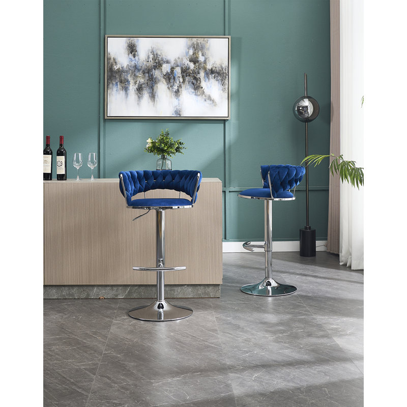 Ensemble de 2 tabourets de bar, avec repose-pieds chromé et base pivotante à hauteur réglable en velours + tabouret de bar simple à pieds chromés - Bleu