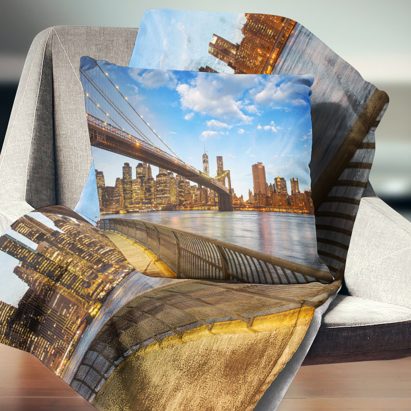 Coussin Cityscape Calm Sky Over Brooklyn Bridge, 16 po x 1 po, Carré