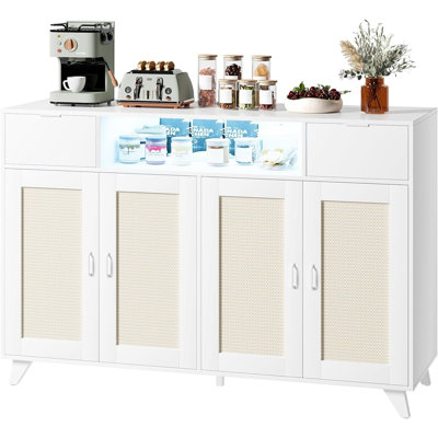 Buffet Buffet avec 4 portes en rotin et 2 tiroirs avec prise USB intégrée. Éclairage à DEL avec tablettes réglables.