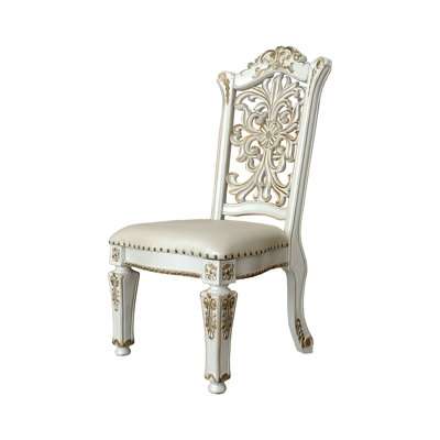 2 chaises d'appoint sans accoudoirs - Cuir synthétique et finition perle antique, Coussin de siège rembourré avec garniture cloutée, Moulure florale découpée en bois, Tablier de garniture, Pieds fuselés, Capacité de poids de 220 lb, l 23 po