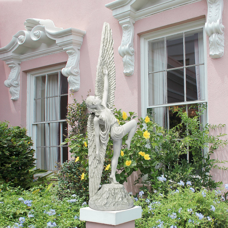Statue d'ange en quête de ciel