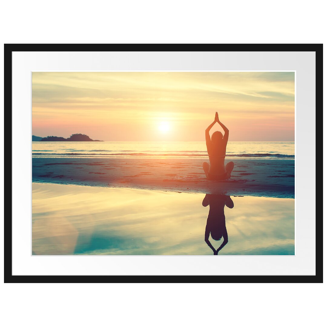 Gerahmtes Poster Frau in einer Yogapose am Strand