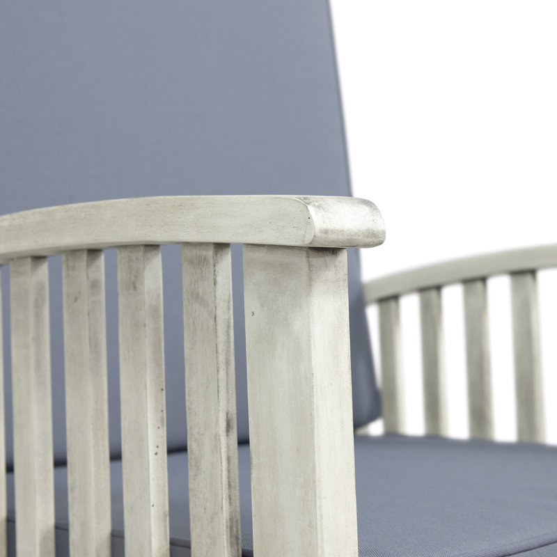 Profitez du siège et des accoudoirs avec coussins de chaise berçante en bois gris