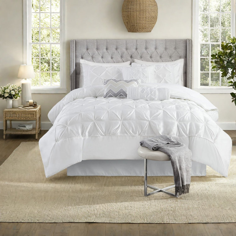 Ensemble de literie pour très grand lit élégant, capitonné en polyester plissé, maison moderne