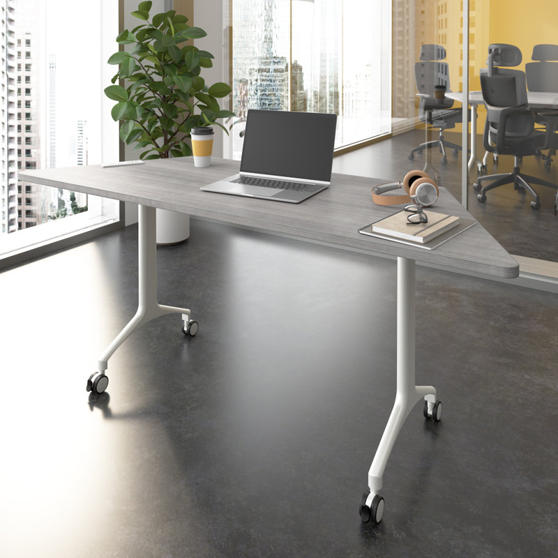 Table de formation modulaire trapézoïdale de 72 po Bush Business Furniture Synergy, H 29,62 po x L 70,06 po x l 25,44 po