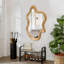 Miroir mural de forme irrégulière avec cadre en bois naturel