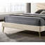 Très grand lit beige avec tête de lit et meubles dorés-845170309