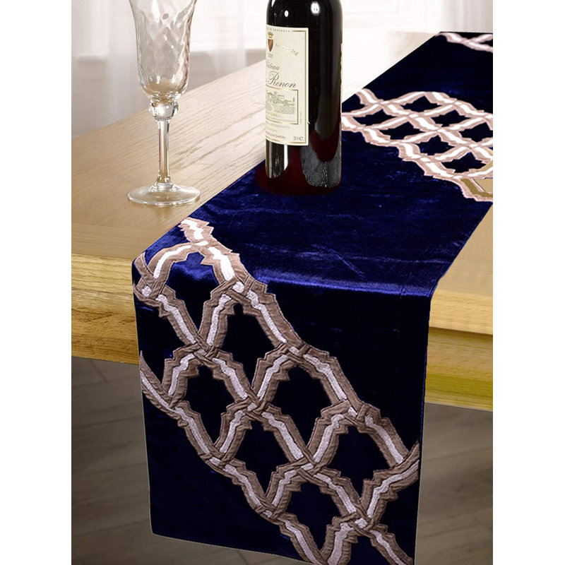 Chemin de table en velours avec broderie florale pour un décor de table de salle à manger élégant et un style de maison de Noël