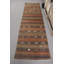 Tapis turc rétro vintage vert Kilim avec des motifs complexes, idéal pour la décoration d'escalier et les décorations de chambre