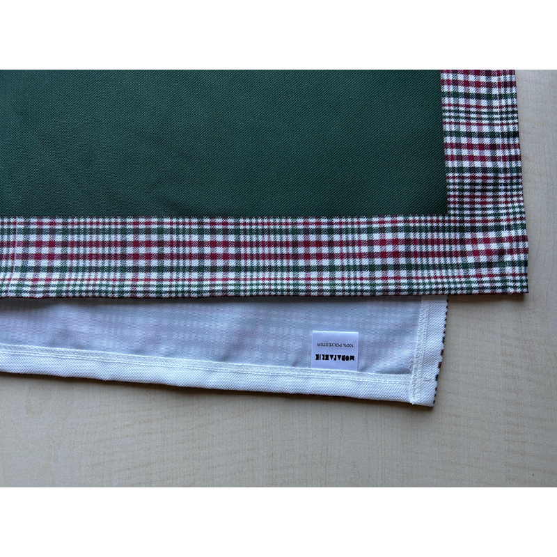 Chemin de table vert chasseur avec bordure à carreaux, décor des Fêtes