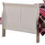 Lit simple blanc avec espace supplémentaire en bois massif et pour plus de confort dans une chambre à coucher confortable et élégante