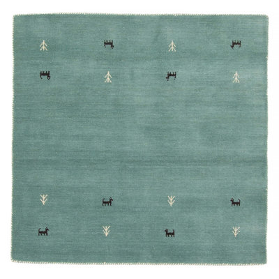 Les tapis Gabbeh sont fabriqués à la main avec des poils très hauts et des motifs très simples et stylisés.