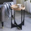 Table plateau brun avec base géométrique noire
