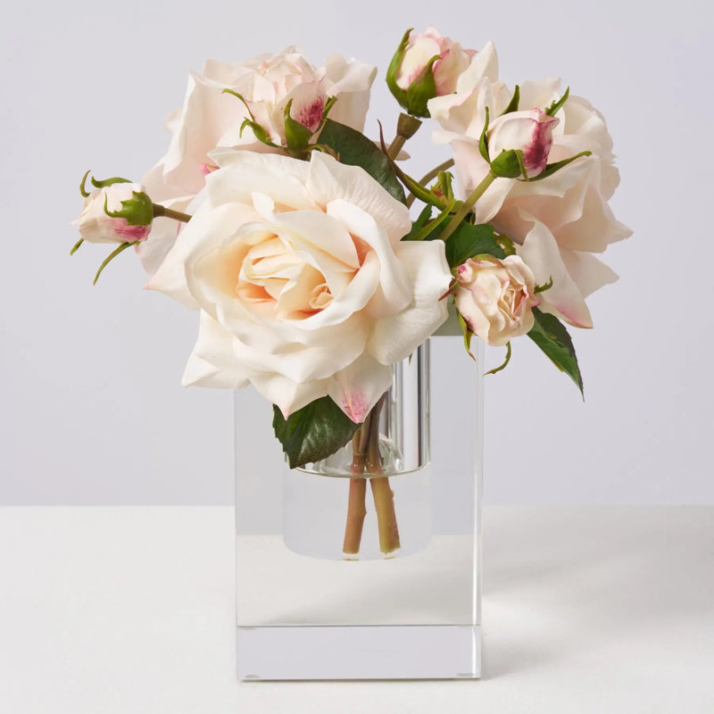 Blush rose Juliette Rose dans un vase de blocs de cristal