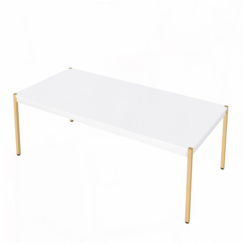 Table basse à finition dorée